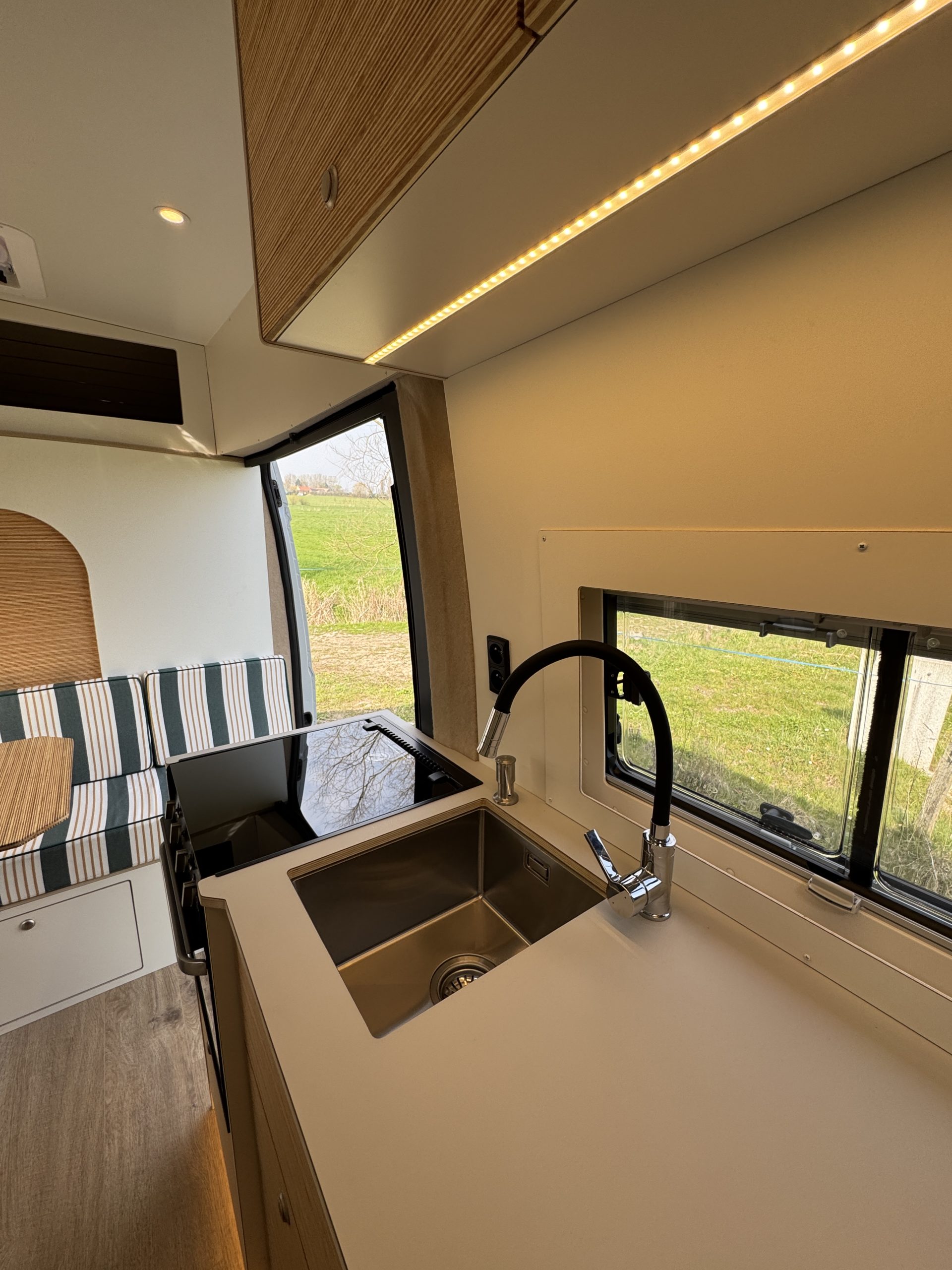 Aménagement van Gusto Fiat Ducato avec cuisine et lit sur mesure
