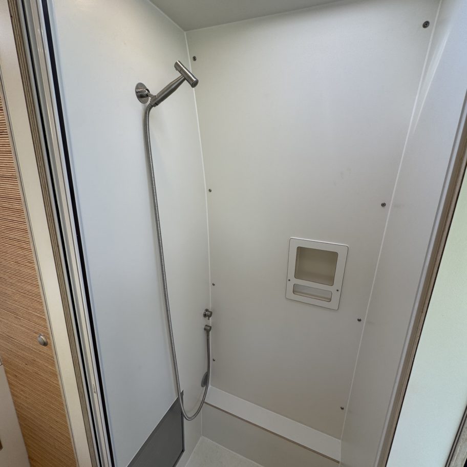 salle de bain fourgon aménagé avec douche