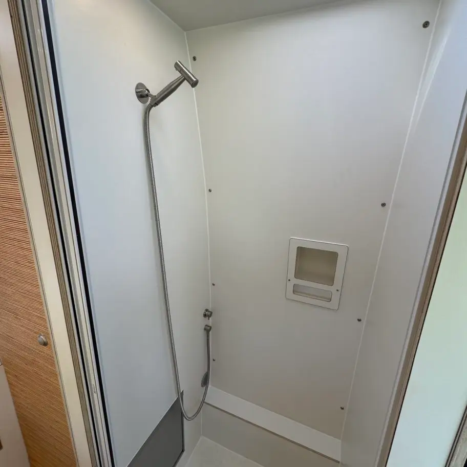 salle de bain fourgon aménagé avec douche