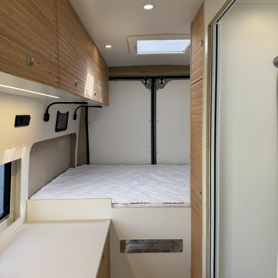 lit arrière fourgon aménagé avec rangements