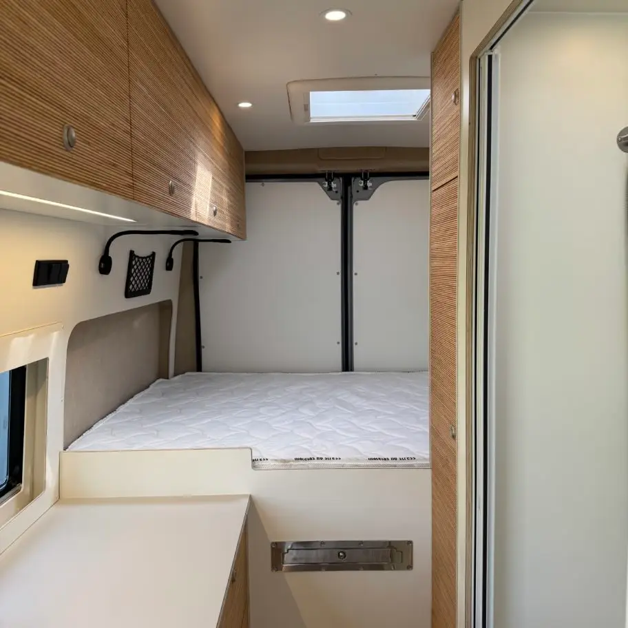 lit arrière fourgon aménagé avec rangements