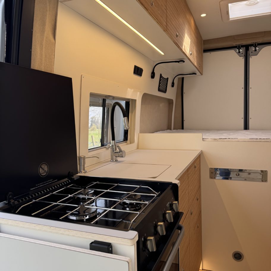 cuisine équipée fourgon aménagé avec plaque gaz