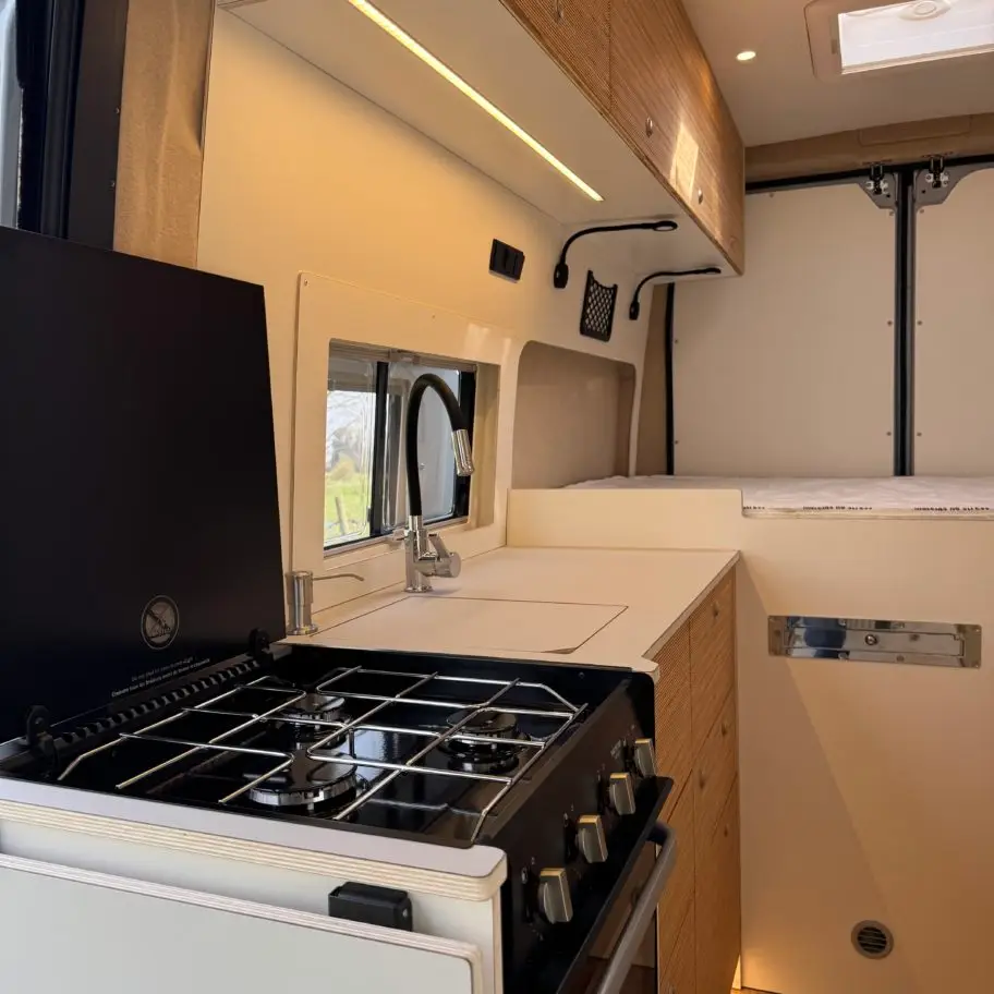 cuisine équipée fourgon aménagé avec plaque gaz