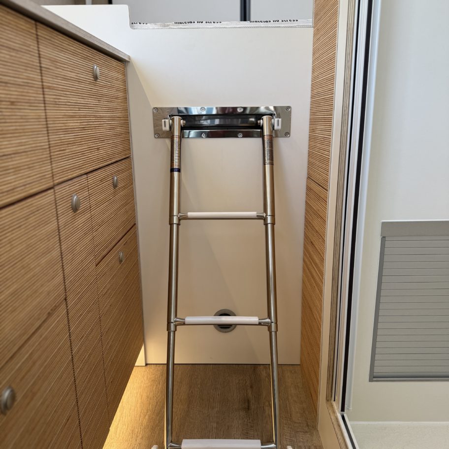 escalier pour accès lit fourgon aménagé