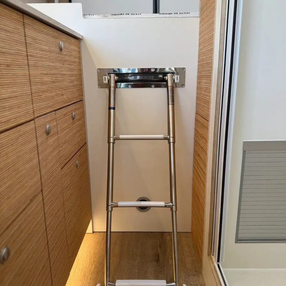 escalier pour accès lit fourgon aménagé