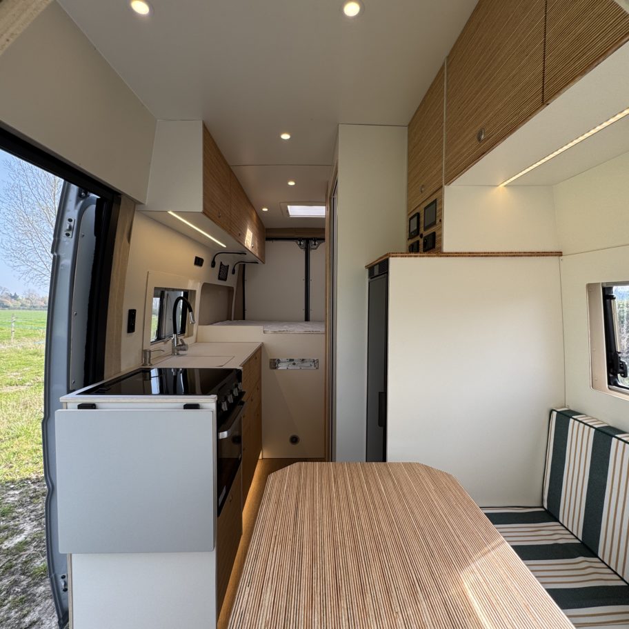 intérieur fourgon aménagé avec cuisine et coin repas
