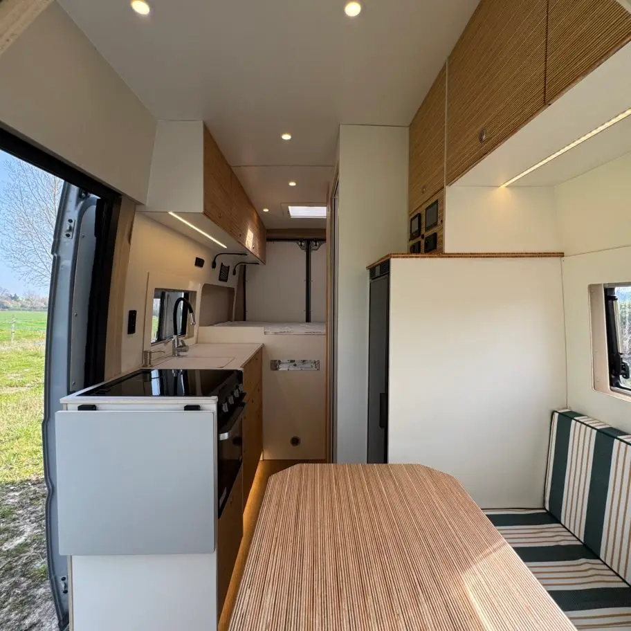 intérieur fourgon aménagé avec cuisine et coin repas