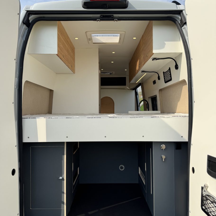 lit surélevé et soute fourgon aménagé