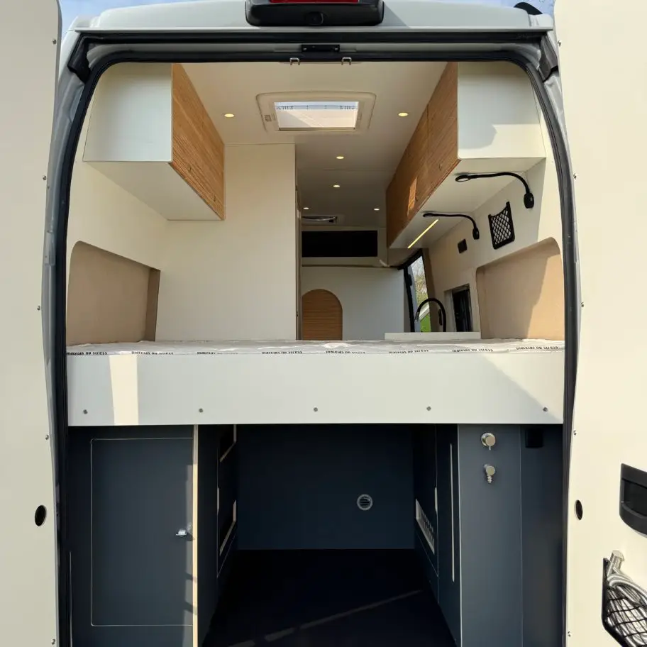 lit surélevé et soute fourgon aménagé