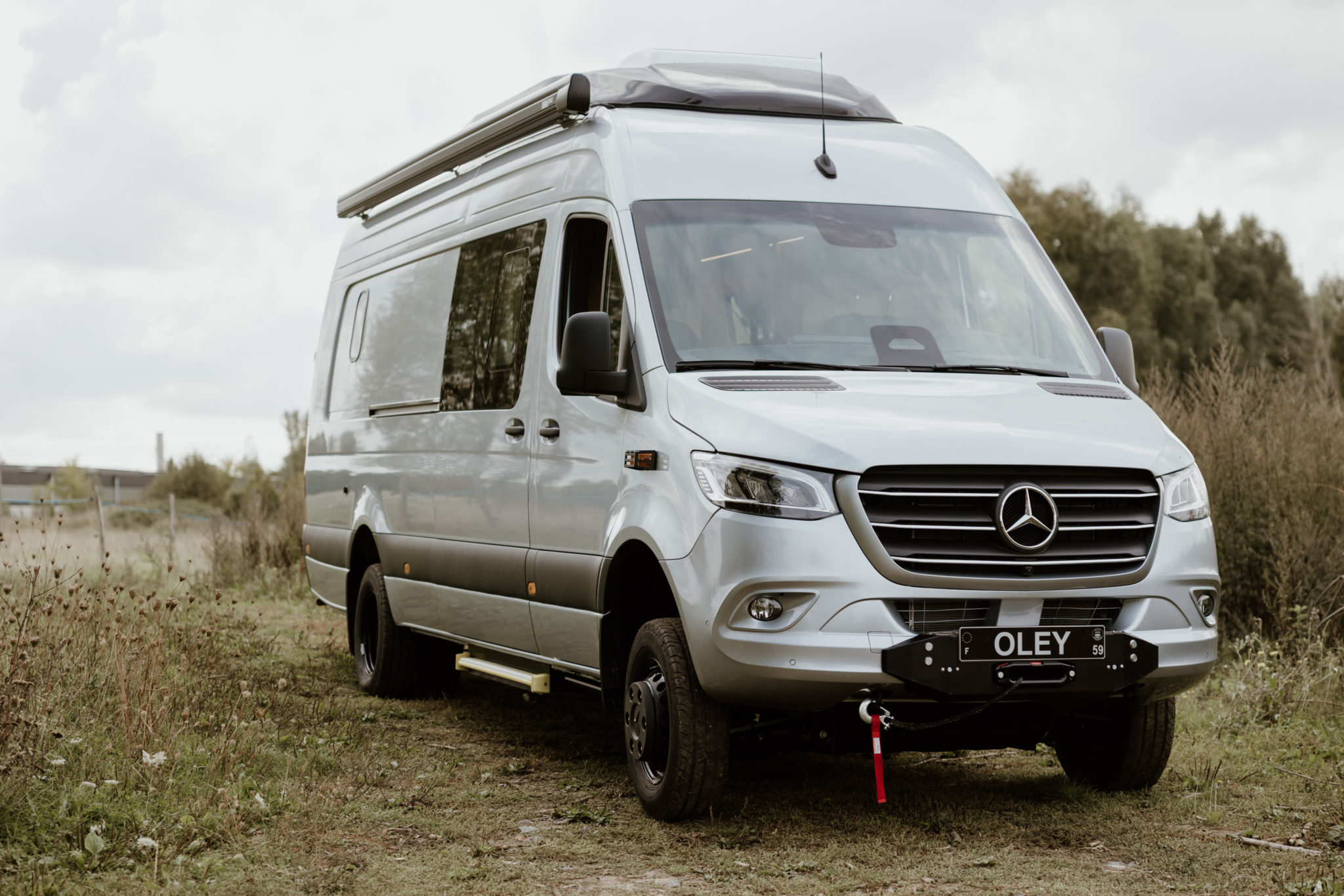 Mercedes Sprinter 4x4 van aménagé sur mesure par Oley Workshop, fourgon d’aventure équipé pour le voyage et les pistes