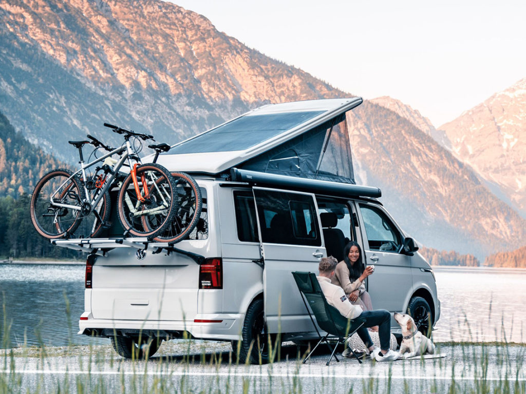 van volkswagen toit relevable ouvert camping lac vélo van aménagé