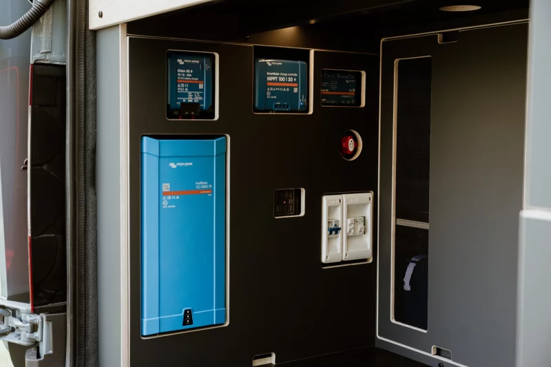 Installation électrique Victron dans un van aménagé par Oley Workshop