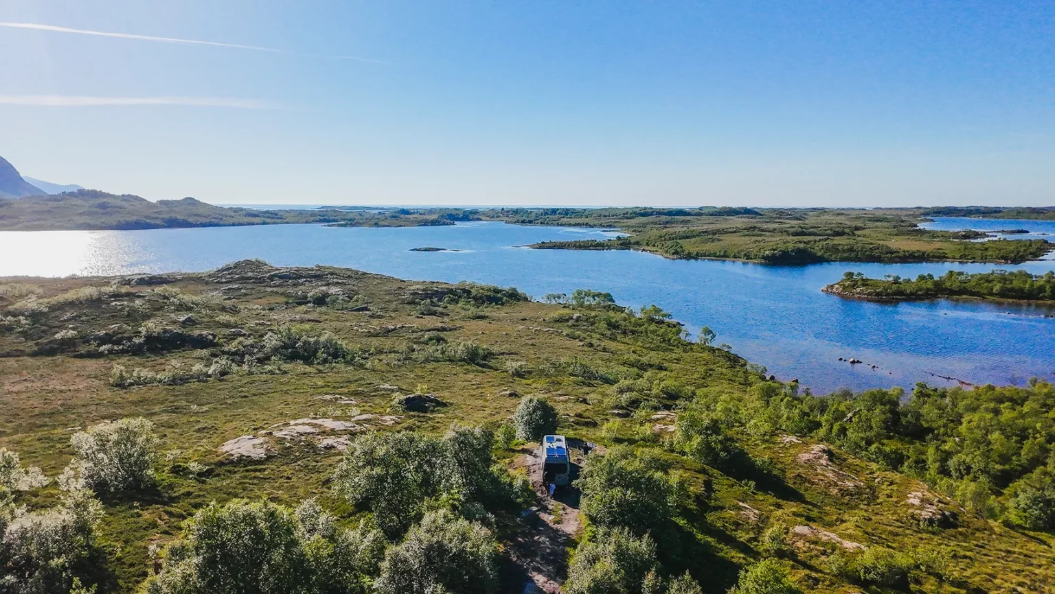 Vue aérienne du van aménagé Youpi face à un lac — la vie en van aménagé au quotidien