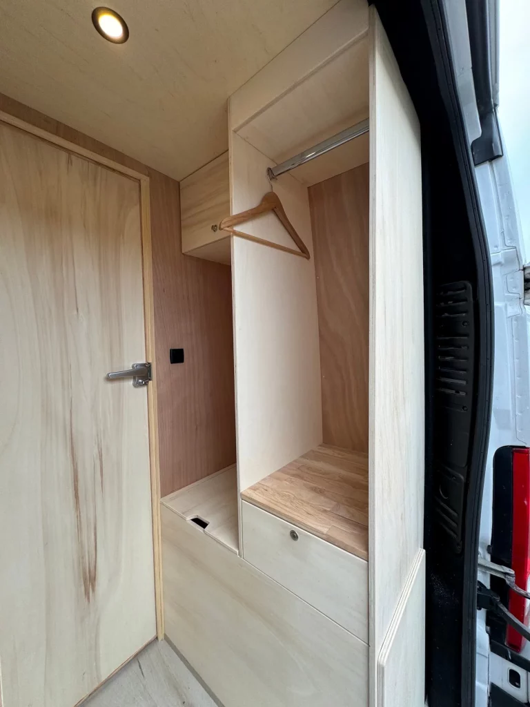 Fourgon associatif Camping-care réalisé par Oley Workshop