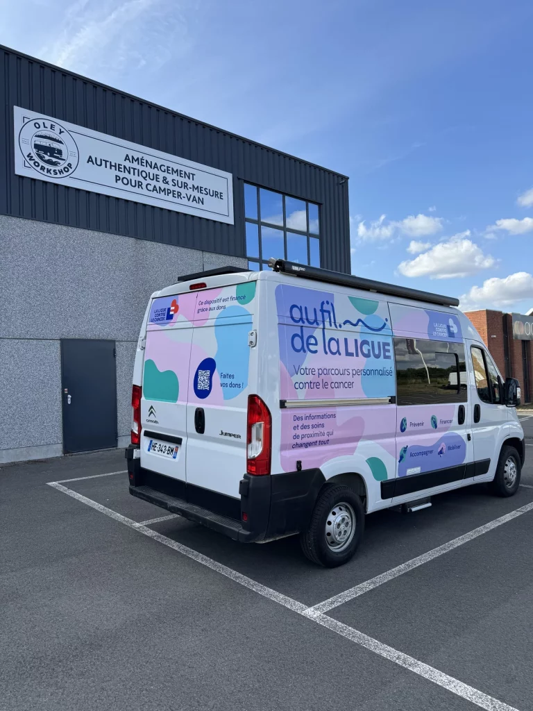 Espace d'accueil aménagé du fourgon associatif de la Ligue contre le cancer