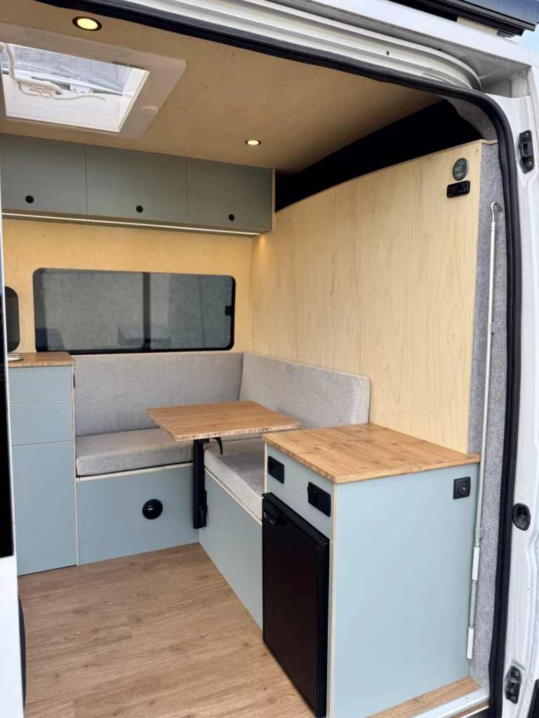 Mobilier sur-mesure du fourgon associatif de la Ligue contre le cancer