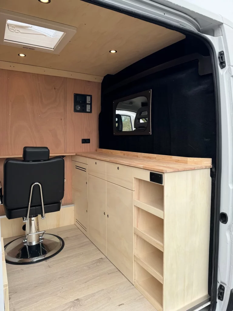 Intérieur chaleureux du fourgon associatif Camping-care