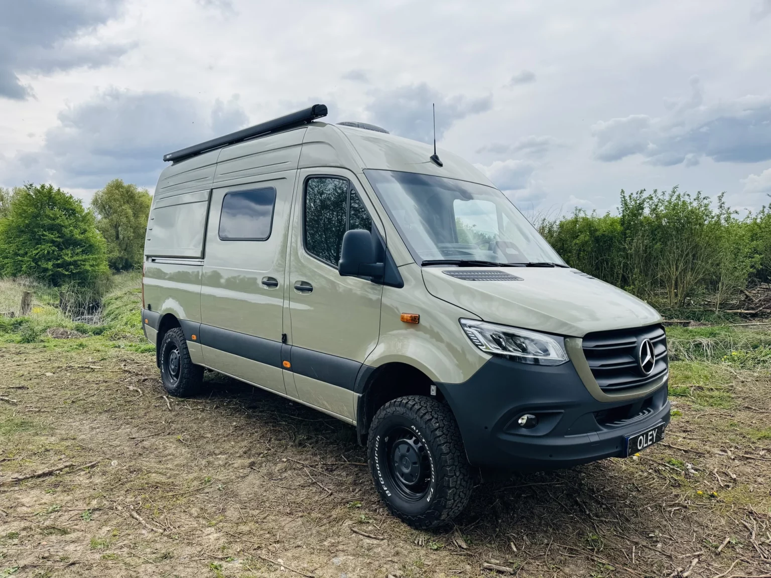 Mercedes Sprinter 4×4 L2H2 aménagé en configuration AORAKI, vue extérieure en pleine nature — aménagement par Oley Workshop, Roncq (59)