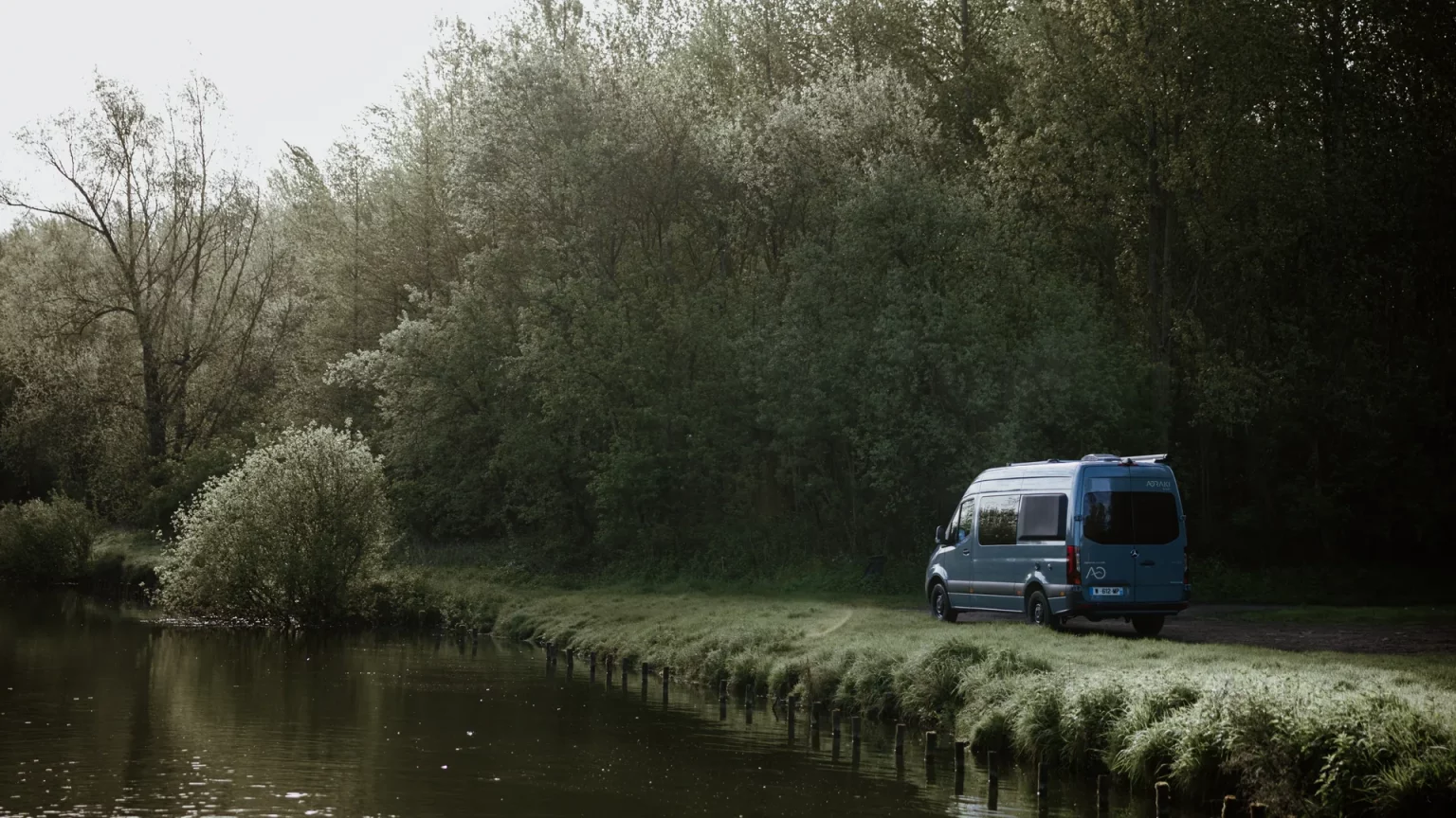 Mercedes Sprinter 4×4 L2H2 aménagé AORAKI en bord de fleuve — configuration emblématique 2 personnes, atelier Oley Workshop Roncq (59) Hauts-de-France