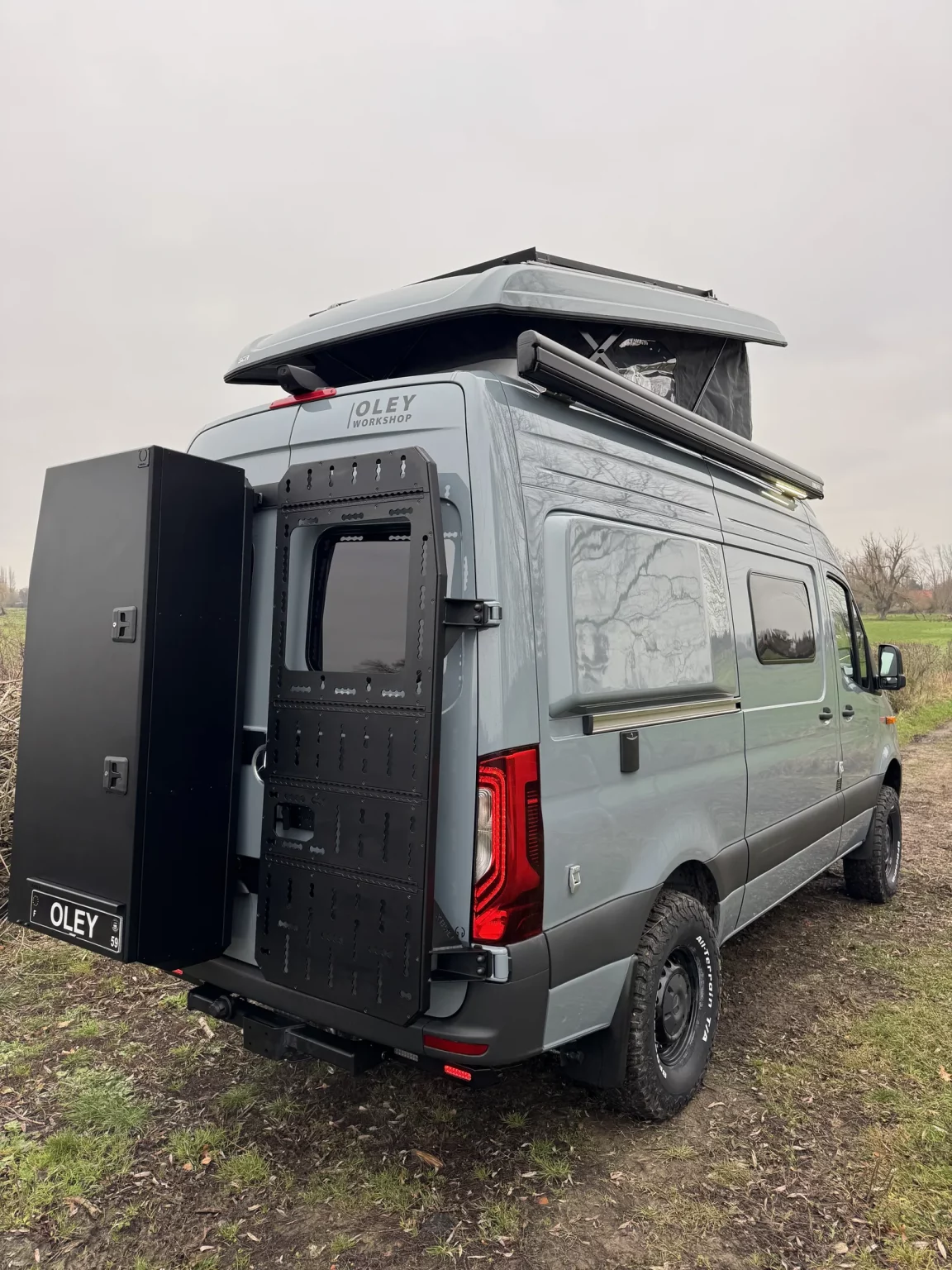 Mercedes Sprinter gris équipé d'un toit relevable SCA — aménagement arrière avec coffre, Oley Workshop