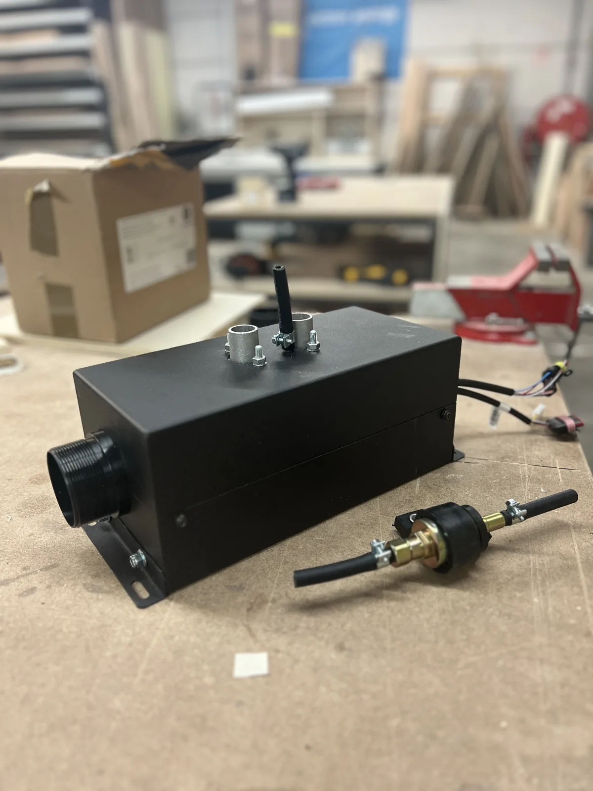 Caisson de protection de chauffage diesel en préparation sur l'établi de l'atelier Oley Workshop