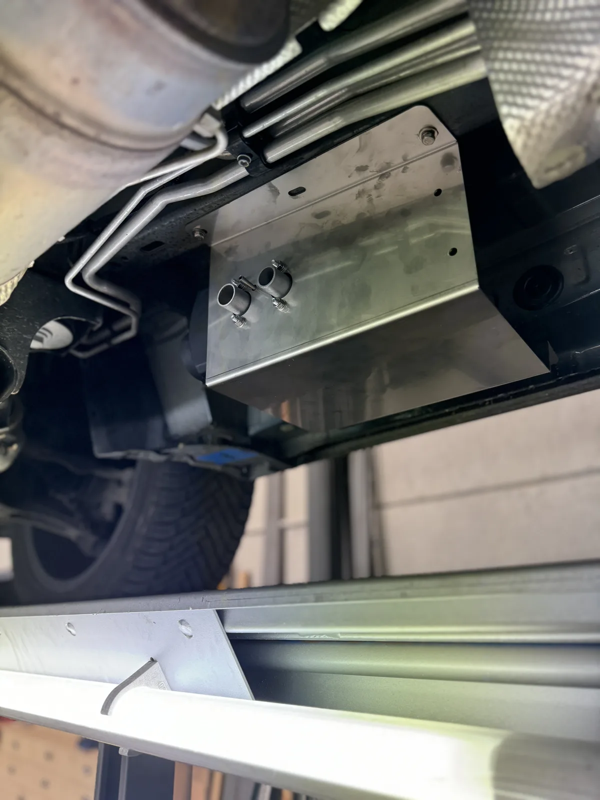 Chauffage diesel dans son caisson fixé sous le châssis, à côté de la ligne d'échappement du fourgon