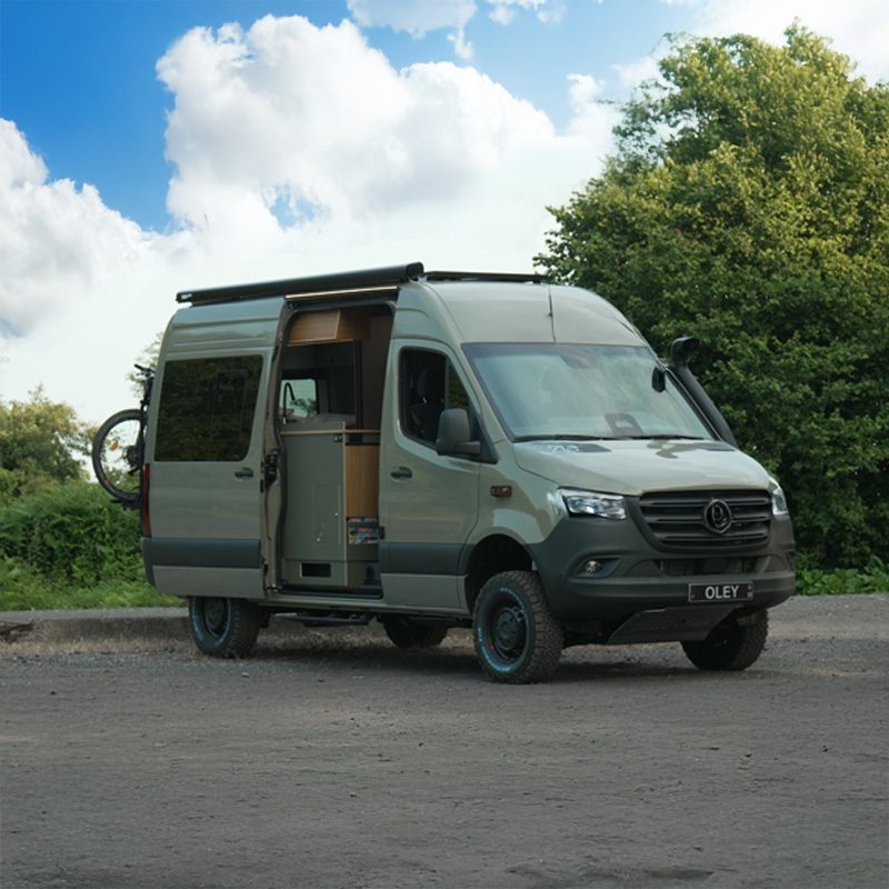 Mercedes Sprinter 4x4 aménagé en véhicule d’expédition sur-mesure par Oley Workshop à Lille, idéal pour la van life et les aventures hors des sentiers battus.
